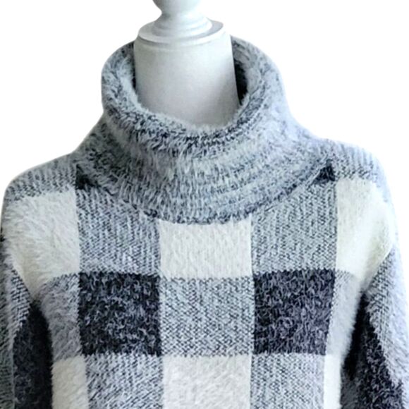 Kut from the Kloth Evea Buffalo Plaid Plush Over-sized Turtleneck Sweater - Picture 4 of 10